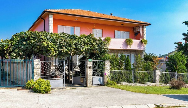 Holiday House Damir - Apartment 2