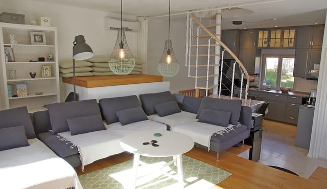 Lovely Holiday House with Private Pool in Sumartin