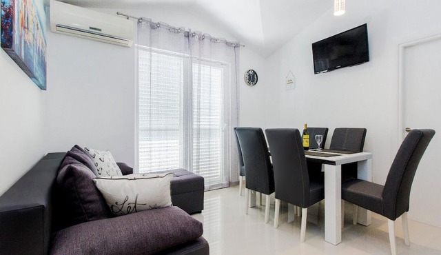Holiday apartment with view of the water