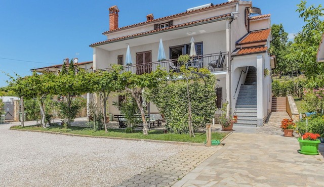 Cosy apartment for 3 guests with pool, WIFI, TV, terrace and parking in Umag