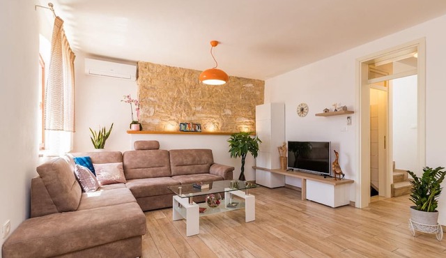 Holiday home "Pietra" with hot tub