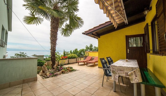 Holiday home with water view