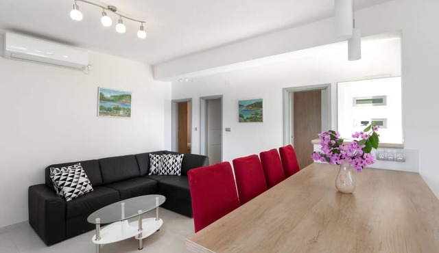 Modern Villa Near the Sea in Blato