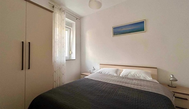 Cosy 2-room apartment just steps away from the beach, shops and restaurants in Karlobag