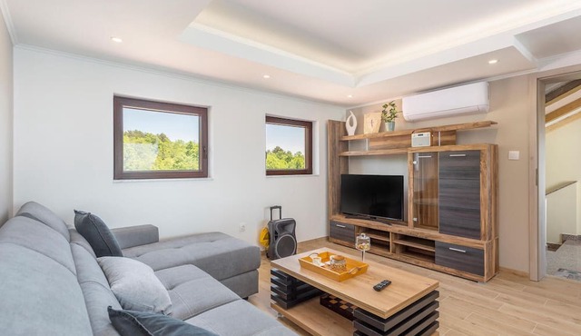 Nice apartment in Rijeka with house sea view