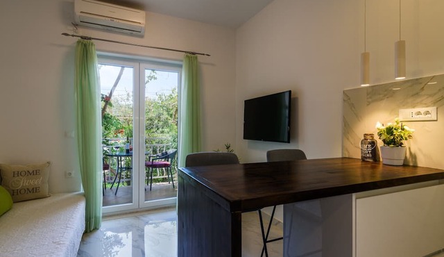 Luxury apartment literally on the beach - whirlpool and sauna in Trogir