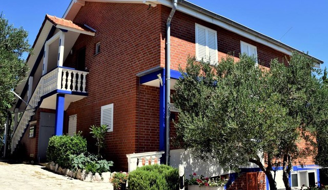 für sechs Personen mit Terrasse im Erdgeschoss gelegen by Interhome in Pašman/Neviđane