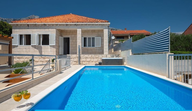 Beachvilla in Orebić with Jacuzzi for 8 in Orebić