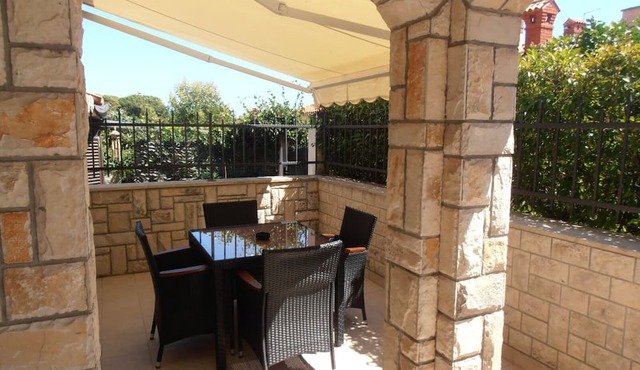 Romantic Apartment in a Detached House with Private Entrance