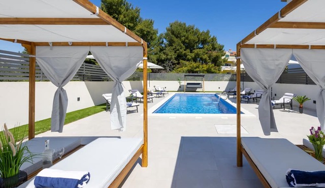 Apartment with pool Jeniffer by Villas Guide in Split