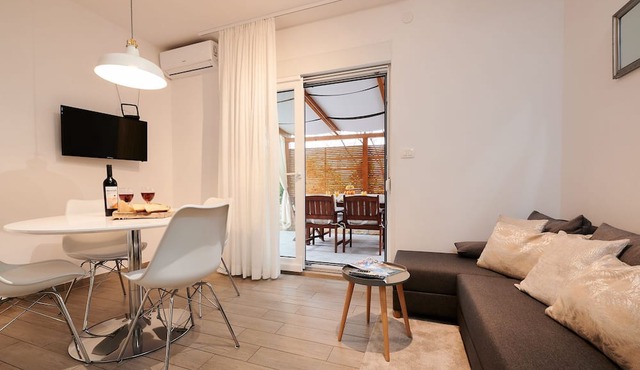 Apartment Boris (ST) - Two Bedroom Apartment with Terrace and Jacuzzi in Trogir