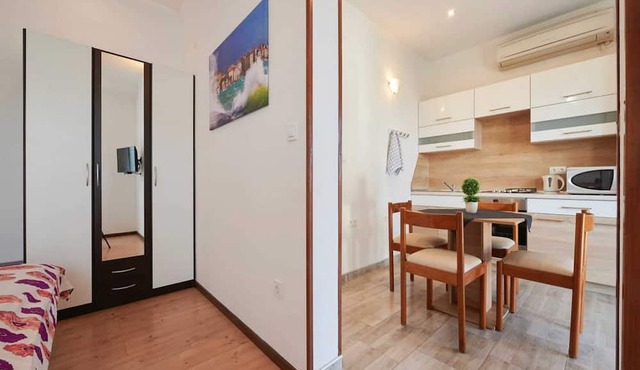 Apartments Vujina - Premium Studio Apartment with Terrace 1 (Petra) in Kastel Stafilic