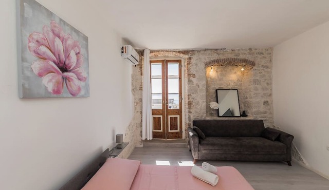 Apartments Karlo on the seafront in Kastela