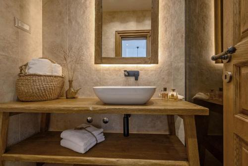 James Bond Hideout - Tennis, Football, Spa & Pool