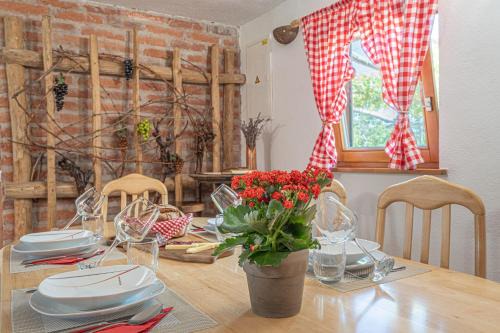 Deer's Hill - Sauna, Hot Tub, Garden - Happy Rentals