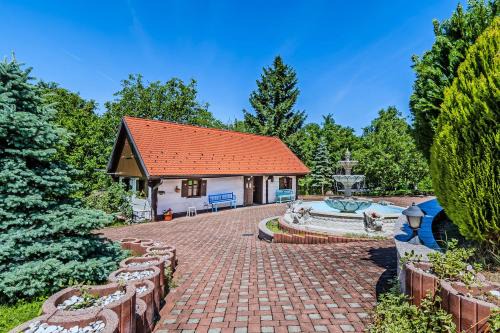 Grandpa's House With Pool - Happy Rentals