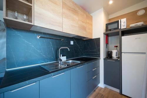 Camping Nevia - Mobile Homes with Heated Private Pool