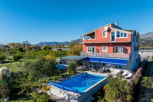 Holiday house with a swimming pool Opuzen, Neretva Delta - Usce Neretve - 8818 in Opuzen