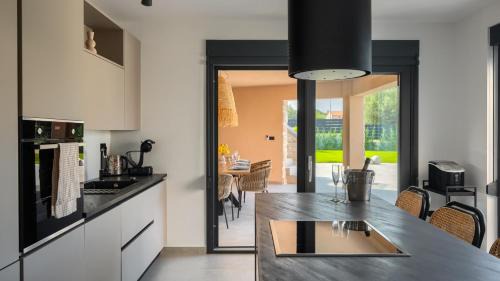 Modern Villa Ava with outdoor pool in Tar