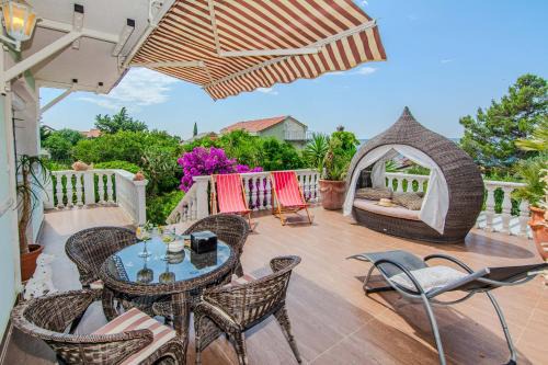 Rustical Vila VERDE with traditional Tavern & Pool in Šarić