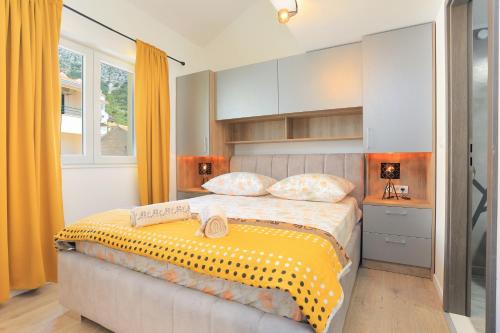 Apartments by the sea Igrane, Makarska - 18405 in Igrane
